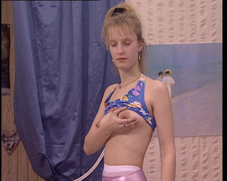 Schuchterne Nina Macht Pipi - Shy Nina Pees