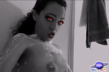 Saturno Squirt Is a Vampire, Take a Bath with Her