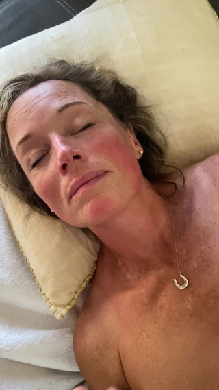 Beautiful MILF Love Her Wand While Being Fingered