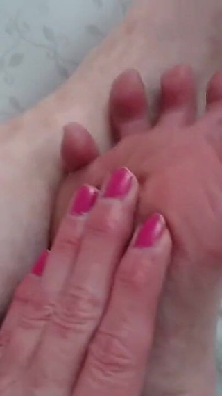 958 Footlovers Paradise. Beautiful Mature Dawnskye Invites You to Come Closer and Smell My Feet