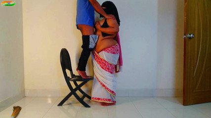 MILF Hot Arabian Woman Wants to Fuck From Electrician Service Man