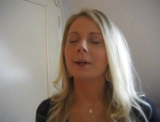 Amateur blonde beauty posing naked at the casting