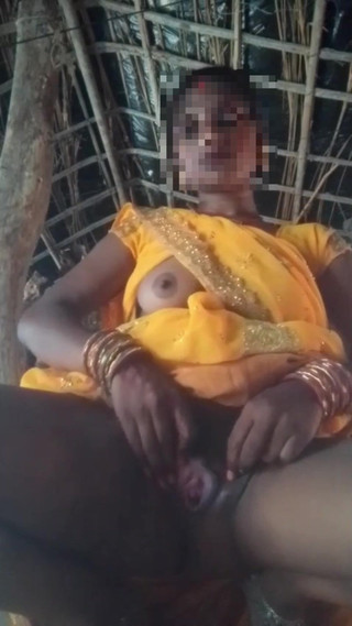 Bhabhi Is Showing Her Pussy in Yellow Saree, I Inserted My Finger and Took Out Water