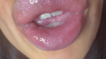 A Loooot of Lipgloss When I Kiss