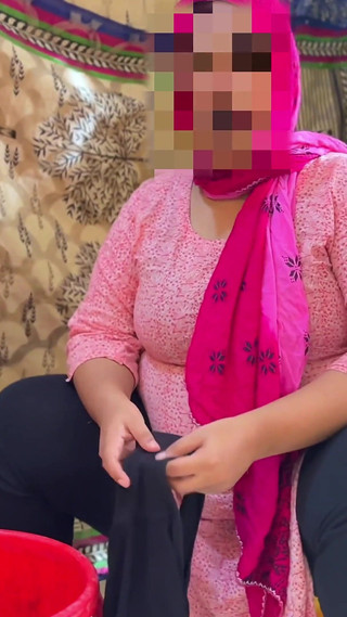 Big Pussy BBW Big Ass & Huge Boobs Hot Egypt Stepmom Washing Dress & Gets Horny!