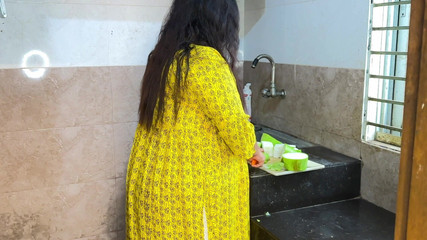 Suddenly I Fucked My Stepmother in Law While She Was Cutting Curry in the Kitchen - Desi Rough Sex