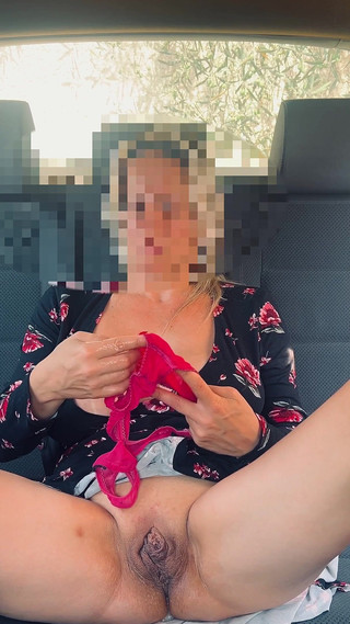 I Empty the Condom of a Sex Plan in My Whore's Pussy in My Car
