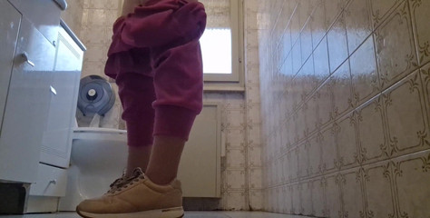 Real Farts in Fancy Restaurant Bathroom 4K