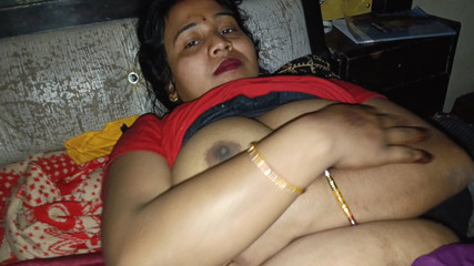 Pinky Bhabhi Put a Finger in Her Pussy and Drained the Water