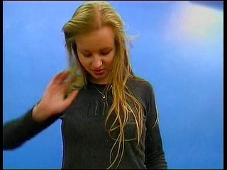 Blonde teen dildoing her cooch in close up video