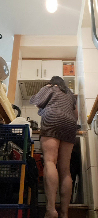 Stepmommy in the Kitchen Showing Her Ass