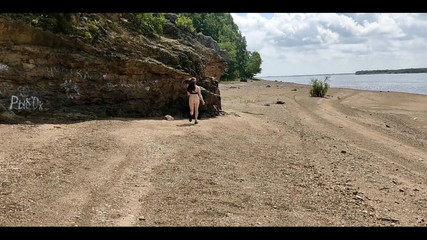 The Girl Dared to Run Naked on the Beach and Show Her Butt