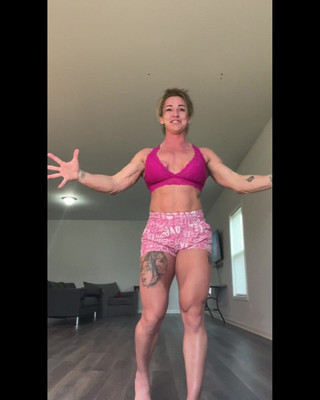 Pose Pose Pose with Simone Steele