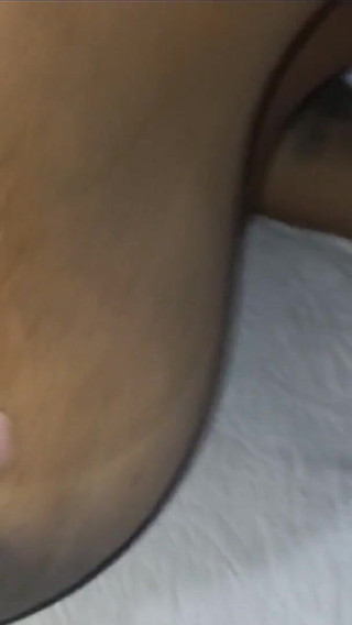 Estou Sozinha Em Casa E Meu Meio Irmao Esta Ordenhando Meus Peitos Grandes