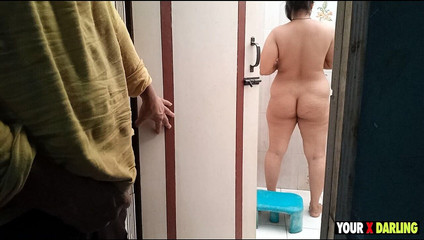 Aunty Was Taking a Bath, the Boy Entered the Bathroom and Pushed Aunty 'your Darling'