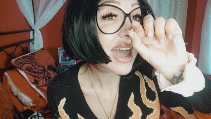 The Giantess Uses You in Place of Her Missing Tooth