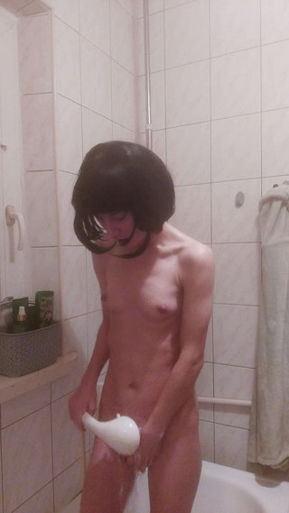 A Polish Teenager Masturbates in the Shower with Loud Orgasm