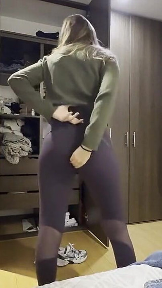 Dos Mujeres E Ponen Sus Ropa Del Gym, Tienen Una Lucha Libre Femenina De Culos Y Brazos.