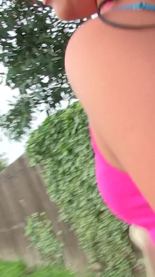 Hanna Shaw flashes out her boobs