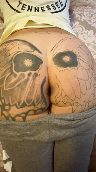 Pawg milf shaking her ass