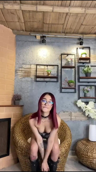 Delgad Girl with Perfect Cushroom Masturbates at Home with Your Toy Sex