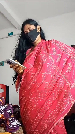 Indian Desi Beautiful Bhabi First Appearance on Cam