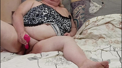 Stepmom Tried Out a New Sex Toy on Her Pussy