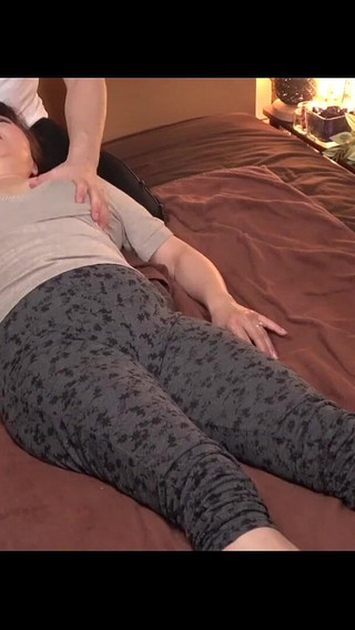 When I Pulled Down the Pants of a MILF Client During a Massage to Give Her a Half-assed...