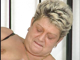 Horny gilf in sexy stockings gets her pussy licked