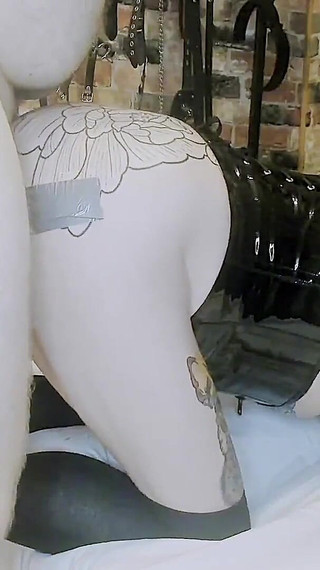 Tattooed Fuckpig: Hard Fuck and Creamy Finish