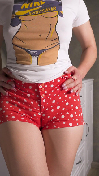 Real Homemade Amateur Cameltoe Tease in Very Tight Shorts