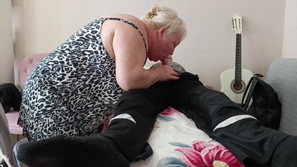 Stepmom Came to Give Blowjob to Swallow a Portion of Cum