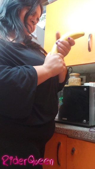 Ohh Sexy Stepmom in Poor Kitchen