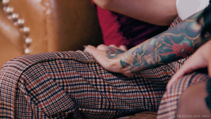 Modern-day Sins - Aiden Ashley Learns to Squirt & Scissor From Hot Lesbian Sex Therapist Lily Lane!