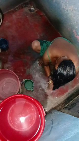 Video of Han Hunt Taking a Bath