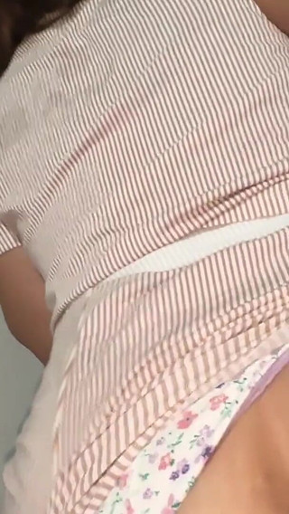 Me Masturbo a Espaldas De Mi Hermanastra; Ella Ni Siquiera Se Da Cuenta.